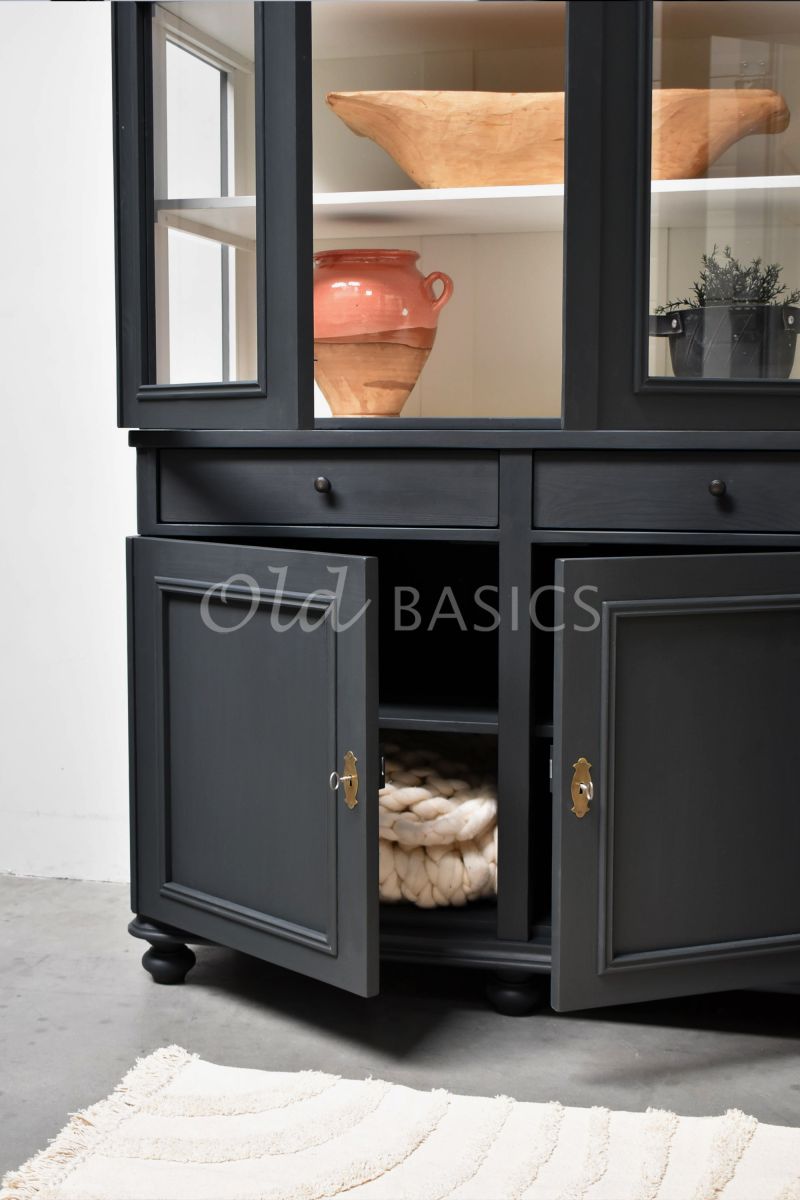 Detail van Vitrinekast Amiens, 3 deuren, RAL7021, grijs, zwart, materiaal hout
